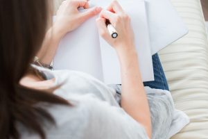 Photo d'une femme en train d'écrire sur son carnet
